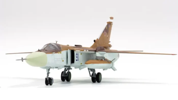 ماکت هواپیما سوخو کالیبر وینگز SU-24MR شمشیرباز روسی (2)