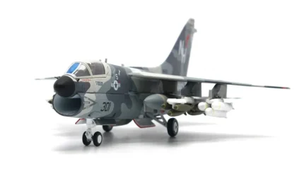 ماکت هواپیما جی سی وینگز A-7E Corsair II نیروی دریایی آمریکا (8)