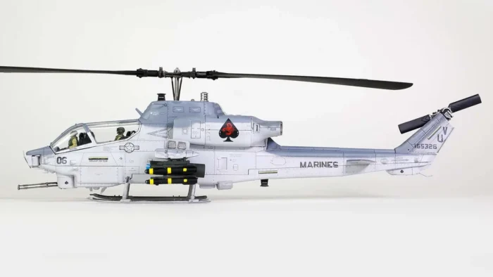 ماکت هلیکوپتر کبری Bell AH-1W (3)