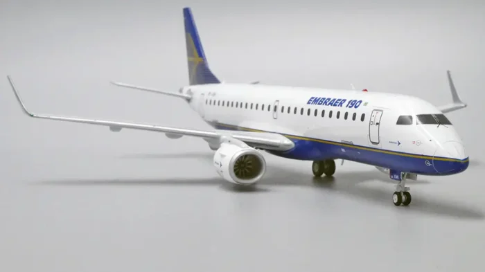 ماکت هواپیما Embraer 190 مدل House Colors (13)