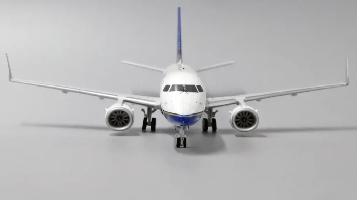 ماکت هواپیما Embraer 190 مدل House Colors (3)