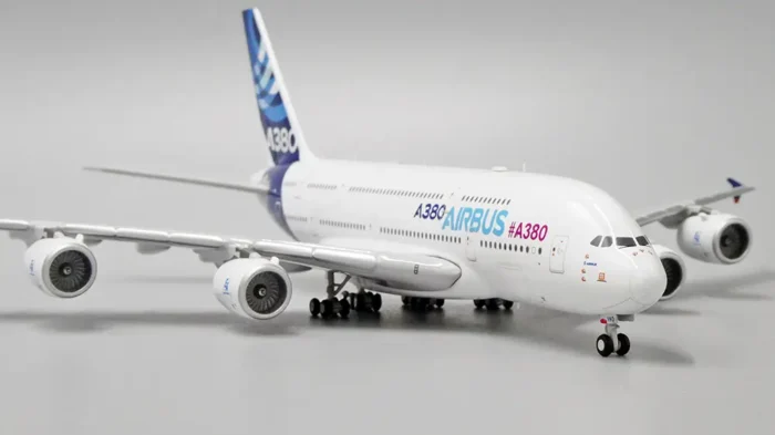 ماکت هواپیما مسافربری ایرباس A380 (1)