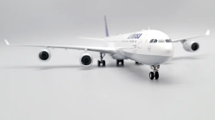 ماکت هواپیما مسافربری ایرباس A340-600 لوفتهانزا مقیاس 1:200 (13)