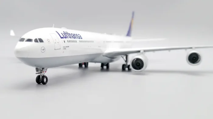 ماکت هواپیما مسافربری ایرباس A340-600 لوفتهانزا مقیاس 1:200 (4)