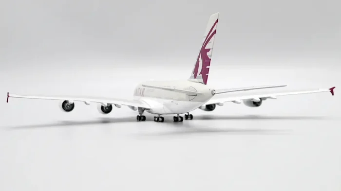 ماکت هواپیما مسافربری ایرباس A380 هواپیمایی قطر مقیاس 1:400 (1)