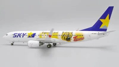 ماکت هواپیما بوئینگ 737 اسکای مارک ژاپن | Jc Wings 1:200 Boeing 737-800 Skymark Airlines G-FDZY