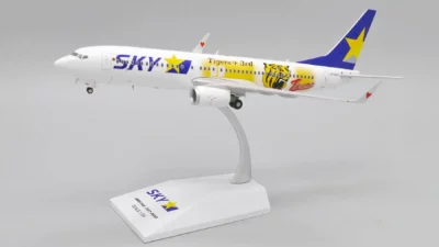 ماکت هواپیما بوئینگ 737 اسکای مارک ژاپن | Jc Wings 1:200 Boeing 737-800 Skymark Airlines G-FDZY