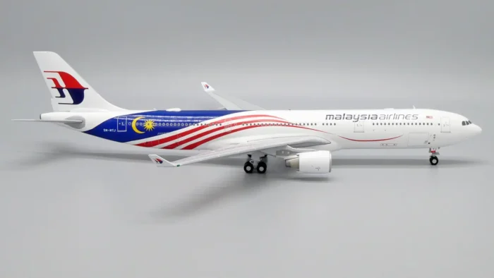 ماکت هواپیما ایرباس 330 مالزی | JC Wings 1:200 Airbus A330-300 Malaysia Airlines 9M-MTJ - Image 2