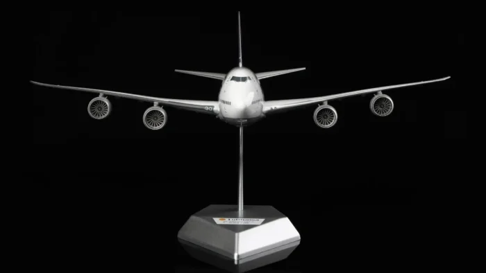 ماکت هواپیما بوئینگ 747 سری 800 لفتهانزا مقیاس 1:200 ساخت شرکت SQ Wings
