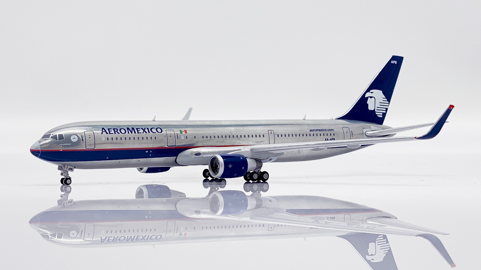 ماکت هواپیما بوئینگ 767 ایرومکزیکو